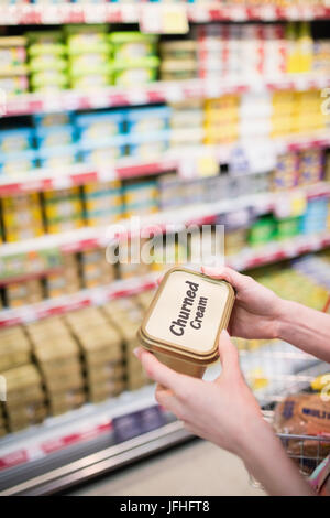 Nahaufnahme des Hände halten aufgewühlt Creme Stockfoto
