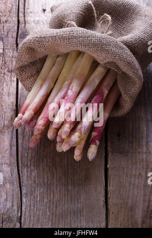 Haufen weißer Spargel Stockfoto