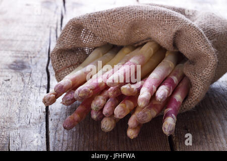 Haufen weißer Spargel Stockfoto