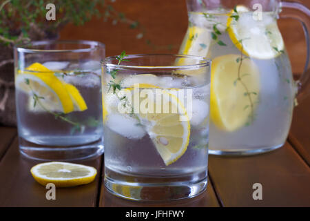 Wasser mit Zitrone und Thymian Stockfoto