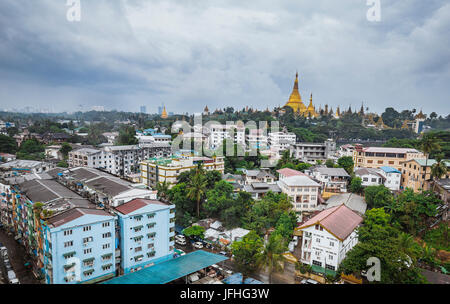 Goldenen Shwedagon-Pagode aus dem hoch in Yangon / Myanmar Stadt Rangun Myanmar - Reise-Foto - Kultur Stockfoto