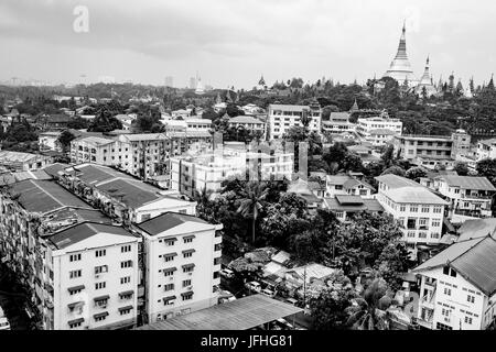 Goldenen Shwedagon-Pagode aus dem hoch in Yangon / Myanmar Stadt Rangun Myanmar - Reise-Foto - Kultur Stockfoto