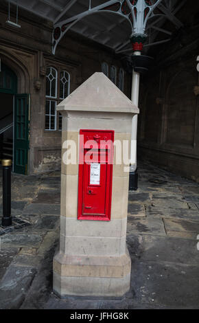 Roten rechteckigen viktorianischen Briefkasten eine Steinsäule am Bahnhof Shrewsbury eingebaut.  Shropshire, UK Stockfoto