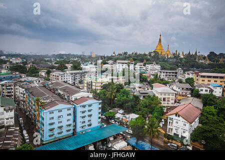 Goldenen Shwedagon-Pagode aus dem hoch in Yangon / Myanmar Stadt Rangun Myanmar - Reise-Foto - Kultur Stockfoto