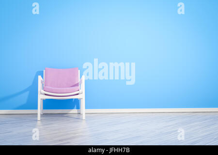 Sessel blaue Wand Stockfoto