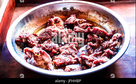 Köstliches Rindfleischsteak gekocht in einem rostfreien Stahl Stockfoto