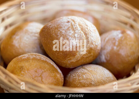 In der Nähe von Korb mit Brötchen gefüllt Stockfoto