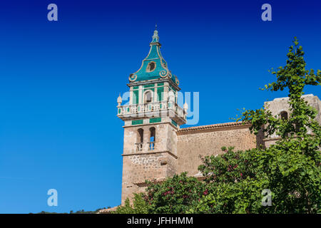 Schöne Aussicht. Turm des Kloster von Valldemossa in der Sierra de Tramuntana Gebirge mit Park. Stockfoto