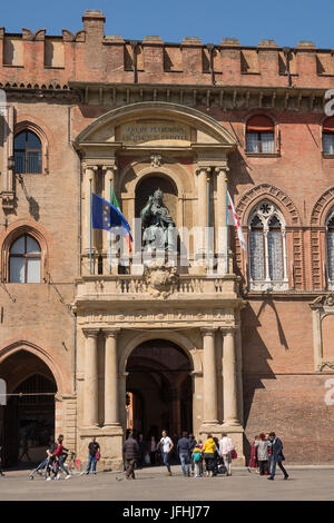 Bologna, Italien - 22. April 2017: Tür des Palastes von Accursio in Piazza Maggiore von Bologna mit Touristen an einem sonnigen Tag Stockfoto