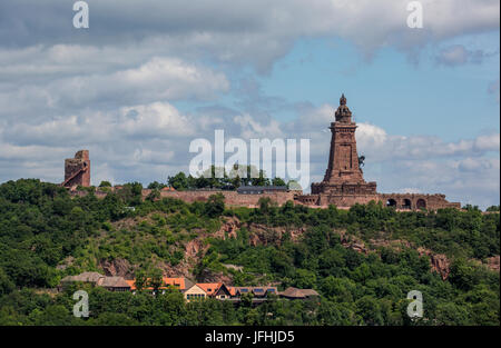 Blick aus der Ferne auf Kyffhaeuser Denkmal in Deutschland Stockfoto