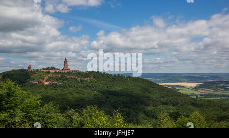 Blick aus der Ferne auf Kyffhaeuser Denkmal in Deutschland Stockfoto