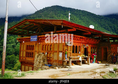 Thimphu, Bhutan - 30. August 2015. Eine tibetische Haus auf Bergstraße in Thimphu, Bhutan. Thimphu ist die Hauptstadt und größte Stadt des Königreichs Bhutan. Stockfoto