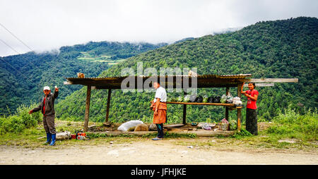 Thimphu, Bhutan - 30. August 2015. Leute verkaufen Obst auf Bergstraße in Thimphu, Bhutan. Thimphu ist die Hauptstadt und größte Stadt des Königreichs von B Stockfoto