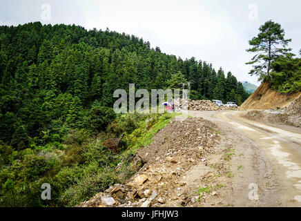 Thimphu, Bhutan - 30. August 2015. Fahrzeuge, die auf die gefährlichen Bergstraße in Thimphu, Bhutan. Thimphu ist die Hauptstadt und größte Stadt des Kin Stockfoto