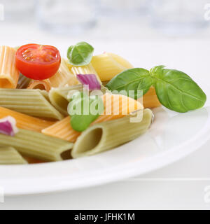 Italienische Küche bunte Penne Rigate Nudeln Pasta Gericht mit Tomaten Stockfoto