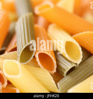 Bunte roh Penne Rigate Nudeln Nudeln mit Textfreiraum Stockfoto