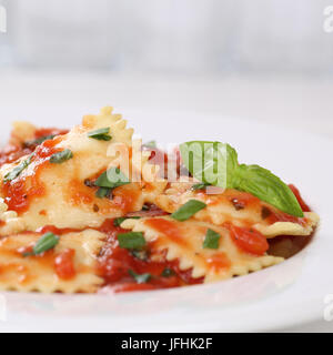 Italienisches Essen Nudeln Ravioli mit Tomaten Sauce Nudeln mit Basilikum Stockfoto