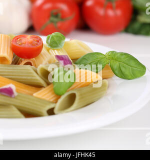 Italienisches Essen bunte Penne Rigate Nudeln Nudeln mit Tomaten in Teller Stockfoto