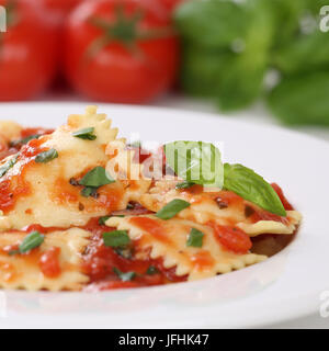 Italienisches Essen Nudeln Ravioli mit Tomaten Pasta Gericht Stockfoto