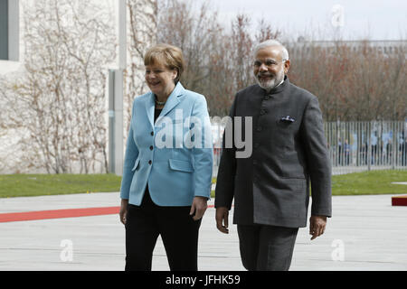 Merkel begrüßt indische Ministerpräsident Narendra Modi, in Berlin. Stockfoto