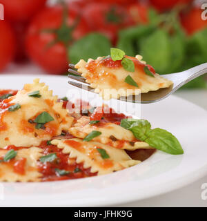 Italienisches Essen Ravioli Nudeln mit Tomaten Sauce Pasta Gericht Stockfoto