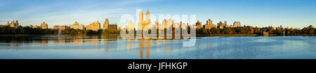 Panorama morgendliche Aussicht von der Upper West Side mit der Jacqueline Kennedy Onassis Reservoir und dem Central Park im Herbst. Manhattan, New York City Stockfoto