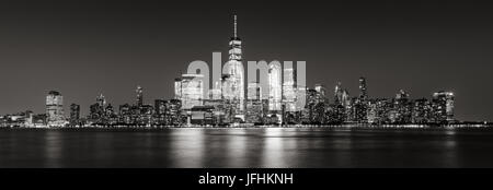 Schwarz / weiß Panoramablick auf New York City-Financial District Wolkenkratzer. Blick auf Lower Manhattan Stockfoto