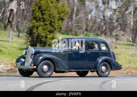 Jahrgang 1936 Oldsmobile FR Limousine fahren auf der Landstraße in der Nähe der Stadt Birdwood, South Australia. Stockfoto