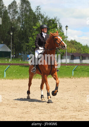 Reiter und ihre Pferde teilnehmen an einen lokalen Reiten Club Dressur event Stockfoto