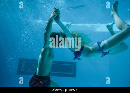 Süßes Paar küssen unter Wasser im Schwimmbad Stockfoto