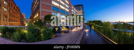 Sommer Panorama aus der High Line in der Dämmerung. Chelsea, New York CIty Stockfoto