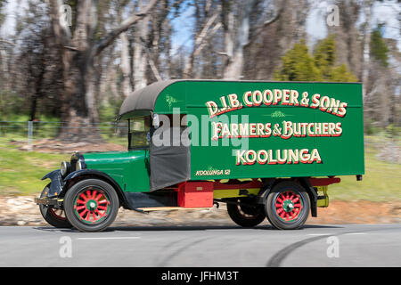 Jahrgang 1925 Reo SpeedWagon LKW-fahren auf der Landstraße in der Nähe der Stadt Birdwood, South Australia. Stockfoto