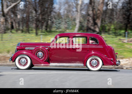 Jahrgang 1929 Graham Paige 612 Limousine fahren auf der Landstraße in der Nähe der Stadt Birdwood, South Australia. Stockfoto