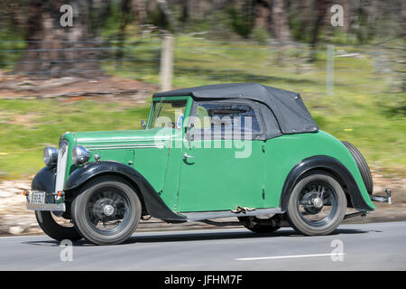 Jahrgang 1937 Austin 7 Roadster fahren auf der Landstraße in der Nähe der Stadt Birdwood, South Australia. Stockfoto