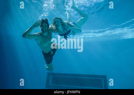 Süßes Paar Schwimmen unter Wasser im Schwimmbad Stockfoto