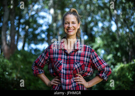 Portrait von selbstbewusste Frau mit den Händen auf der Hüfte Stockfoto