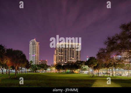 St Petersburg Florida City Skyline und den Hafen bei Nacht Stockfoto