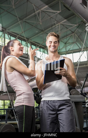 Glückliche Frau im Gespräch mit ihrem Trainer nach dem Training Stockfoto