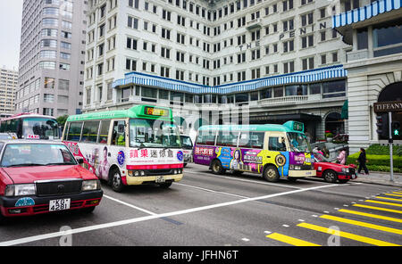 Hong Kong - 26. Dezember 2014. Fahrzeuge auf der Straße im Stadtteil Kowloon in Hong Kong, China. Im Jahr 2014, Hong Kong war der elfte beliebtestes Reiseziel für Stockfoto