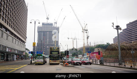 Hong Kong - 26. Dezember 2014. Blick auf Straße im Geschäftsviertel in Hong Kong, China. Im Jahr 2014, Hong Kong war der elfte beliebtestes Reiseziel für in Stockfoto