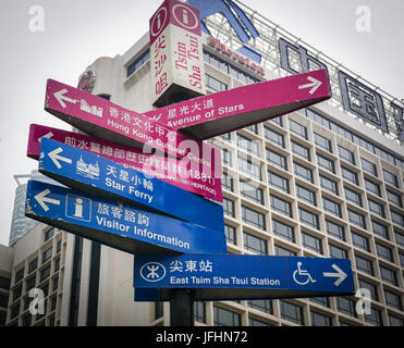 Hong Kong - 26. Dezember 2014. Schild mit Wegbeschreibungen in Hong Kong, China. Im Jahr 2014, Hong Kong war der elfte beliebtestes Reiseziel für Internation Stockfoto