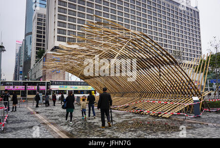 Hong Kong - 26. Dezember 2014. Menschen im öffentlichen Park in Causeway Bay in Hongkong, China. Im Jahr 2014, Hong Kong war der elfte beliebtestes Reiseziel Stockfoto