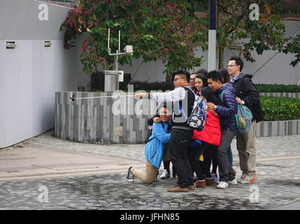 Hong Kong - 26. Dezember 2014. Menschen spielen im öffentlichen Park in Hong Kong, China. Im Jahr 2014, Hong Kong war der elfte beliebtestes Reiseziel für Inte Stockfoto