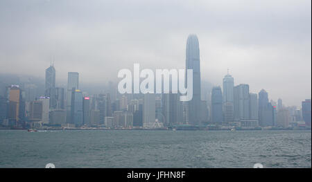 Hong Kong - 26. Dezember 2014. Stadtbild von Victoria Harbour in Hongkong, China. Victoria ist eine natürliche Landform Hafen zwischen Hong Kong Island Stockfoto