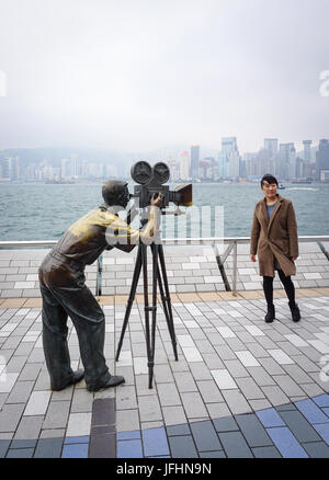 Hong Kong - 26. Dezember 2014. Touristen besuchen Avenue of Stars in Hongkong, China. Im Jahr 2014, Hong Kong war der elfte beliebtestes Reiseziel für Interna Stockfoto
