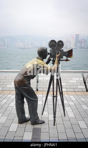 Hong Kong - 26. Dezember 2014. Kameramann-Statue auf der Avenue of Stars in Hongkong, China. Im Jahr 2014, Hong Kong war der elfte beliebtestes Reiseziel für in Stockfoto