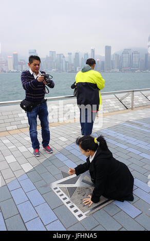 Hong Kong - 26. Dezember 2014. Menschen machen Foto auf der Avenue of Stars in Hongkong, China. Im Jahr 2014, Hong Kong war der elfte beliebtestes Reiseziel für Stockfoto