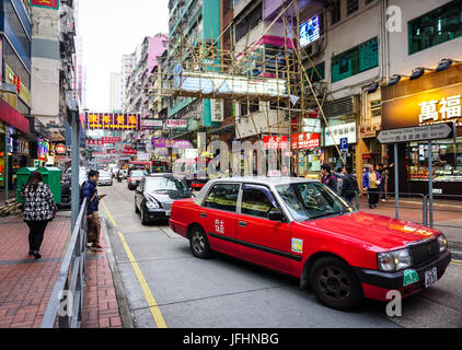 Hong Kong - 26. Dezember 2014. Autos fahren auf der Straße im Stadtteil Kowloon in Hong Kong, China. Im Jahr 2014, Hong Kong war der elfte beliebtestes Reiseziel für Stockfoto