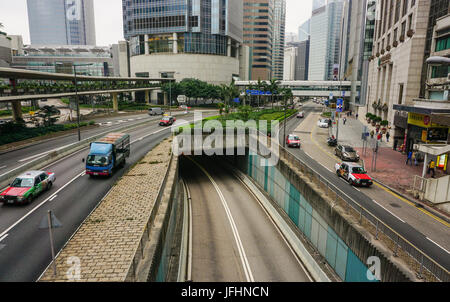 Hong Kong - 26. Dezember 2014. Autos auf der Autobahn mit Tunnel in Hong Kong, China. Im Jahr 2014, Hong Kong war der elfte beliebtestes Reiseziel für Internatio Stockfoto