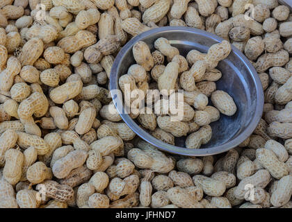 Frische Erdnüsse auf dem lokalen Markt in asiatischen Städten. Hautnah. Stockfoto